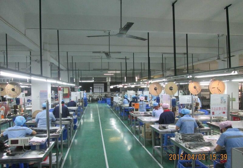 恒远车间生产线全景：长排工位与在岗作业的工人